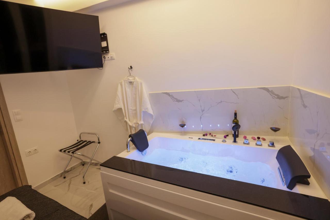Zeos Finest Jacuzzi * Ateny